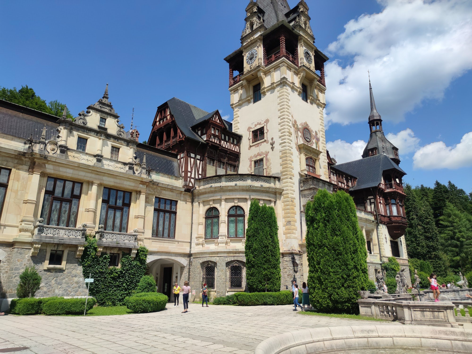 Erlebe königliche Pracht im Peleș Schloss