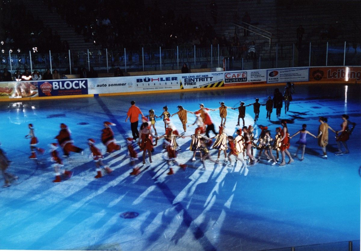 Familienspaß beim Eislaufen in der CHG Arena