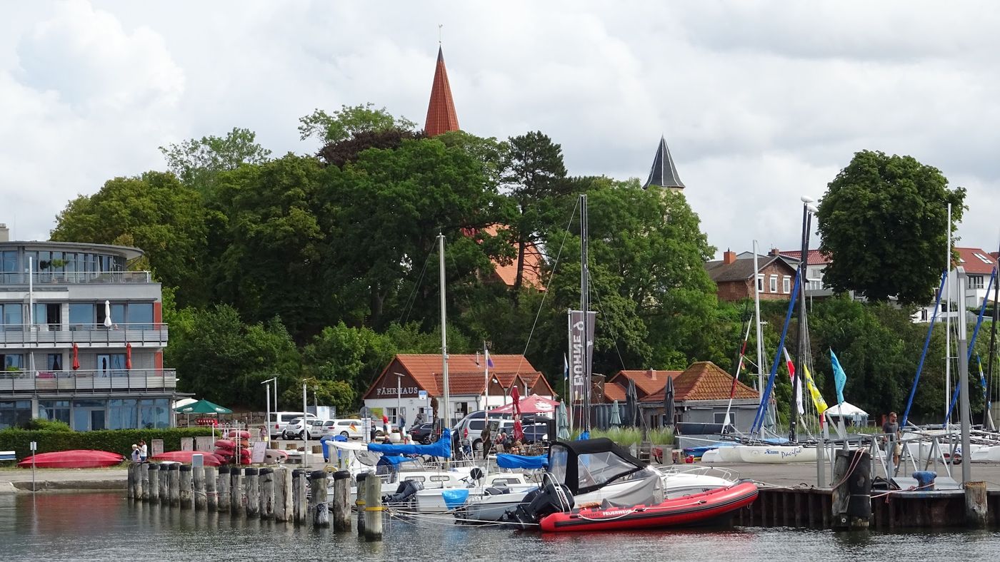 Idyllischer Strandtag mit Blick auf Stralsund