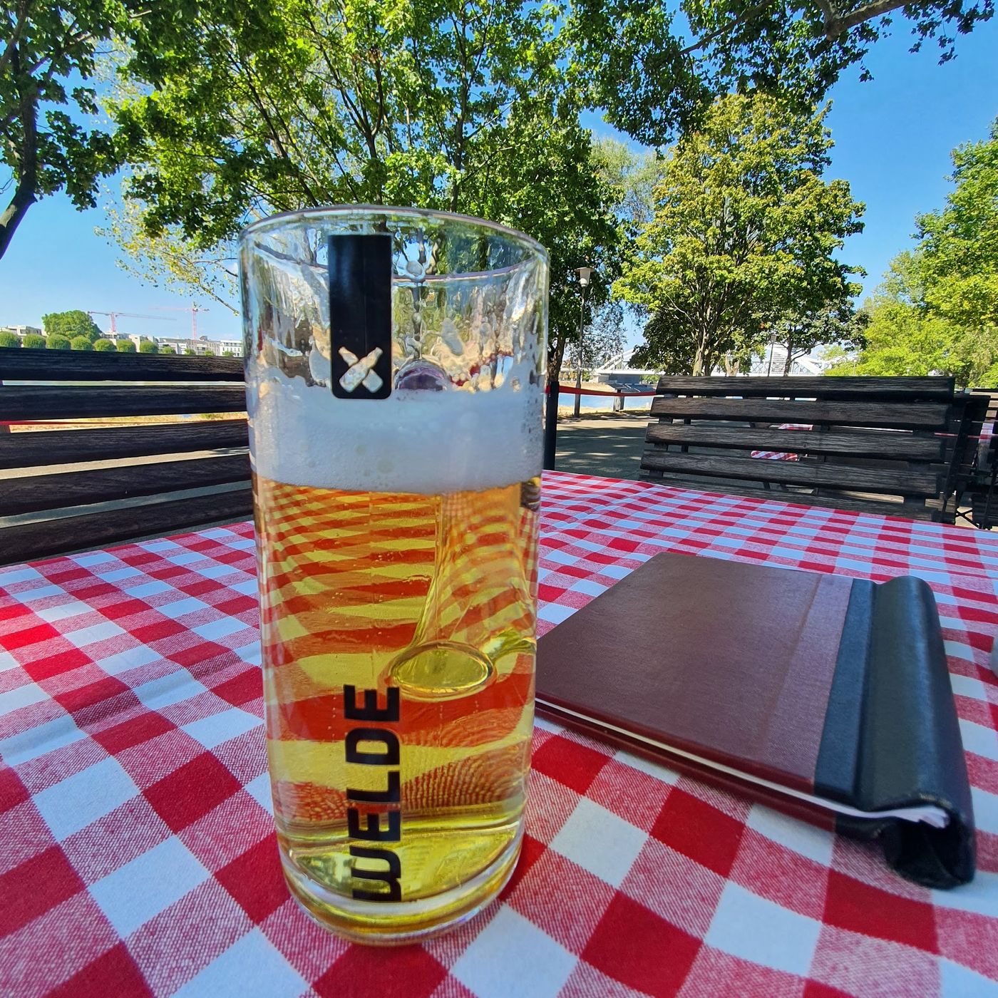 Biergarten mit Rheinblick