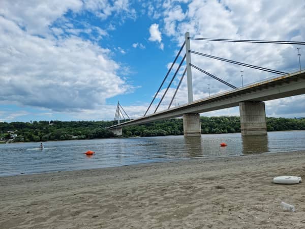 Sonnenbaden & Volleyball am Donauufer
