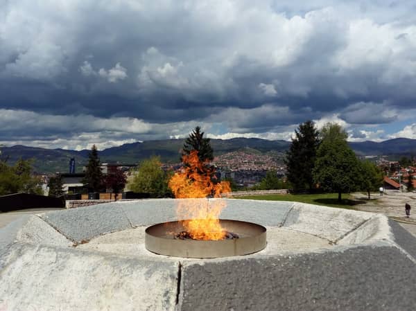 Gedenkstätte mit Blick auf Sarajevo