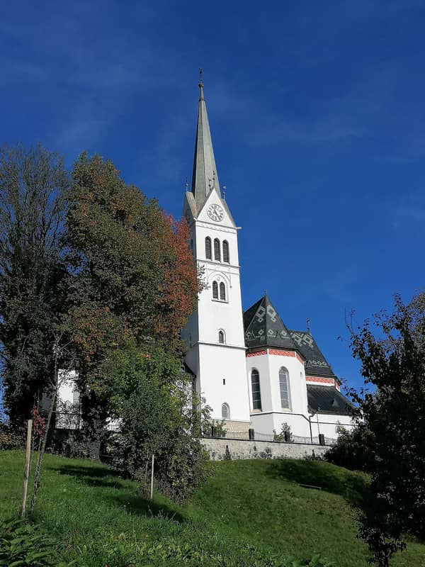 Neo-Gotische Kirche mit reicher Geschichte