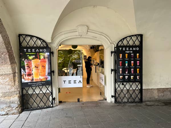 Trendy Bubble-Tea schlürfen bei TEEAMO