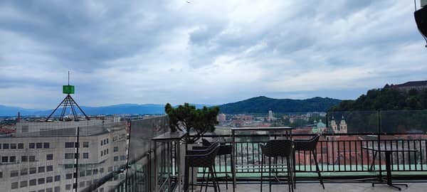 360° Panoramablick über Ljubljana bei einem Cocktail genießen