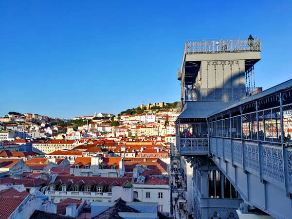 Historischer Lift in Lissabon: Atemberaubende Aussichten genießen