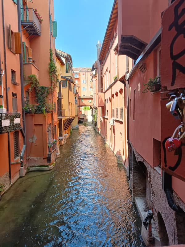 Blick auf Bolognas versteckte Kanäle