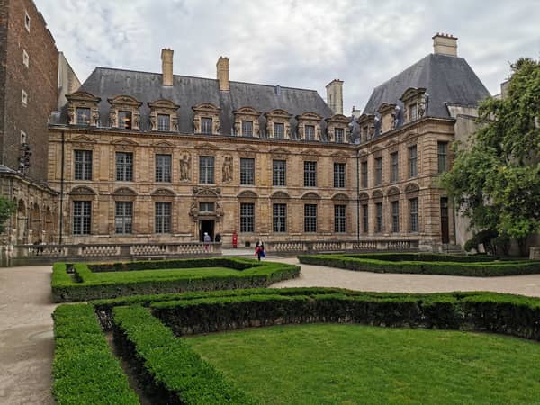 Picnic in Paris's oldest planned square