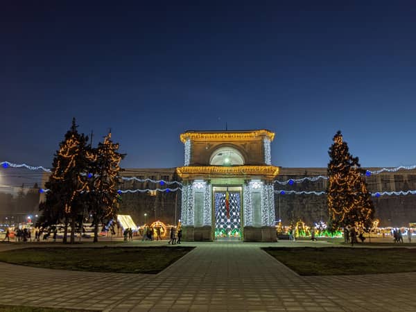 Bewundere Chisinaus Triumphbogen