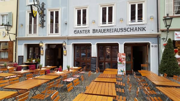 Traditionelle deutsche Küche mit lokalem Bier