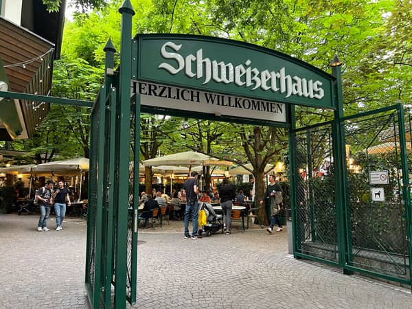 Traditionelle Wiener Stelze im legendären Biergarten