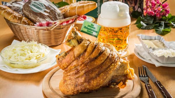 Traditionelle Wiener Stelze im legendären Biergarten
