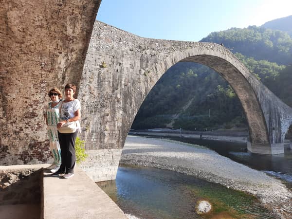 Mystische Steinbogenbrücke entdecken
