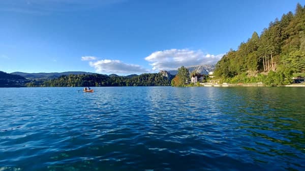 Traditionelle Bootsfahrt zum Bled Island