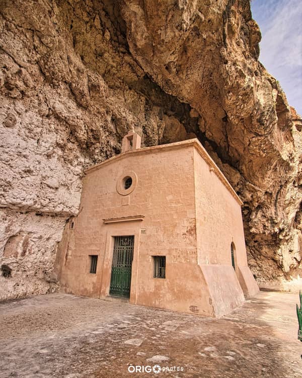 Einzigartige Kirche in einer Höhle
