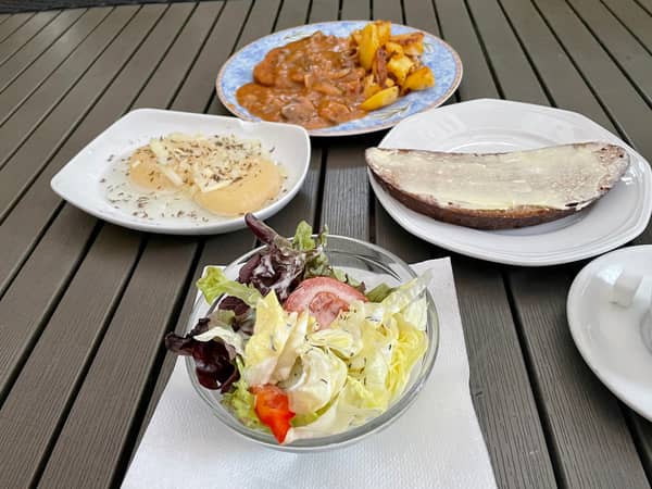Traditionell deutsches Essen genießen