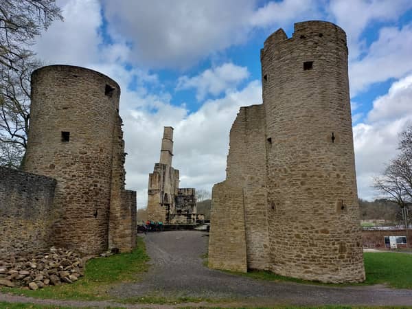 Entdecke die Ruinen und die Geheimnisse der alten Burg