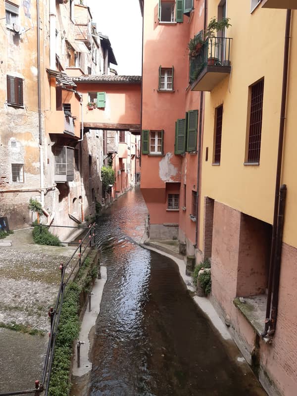 Geheimnisvolle Kanalblicke in Bologna