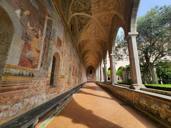 Historisches Kloster mit Kunstwerken