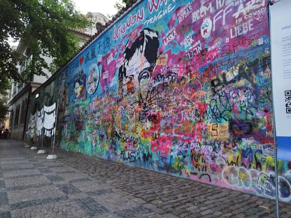 Entdeckt die farbenfrohe John Lennon Wall voller Friedensbotschaften