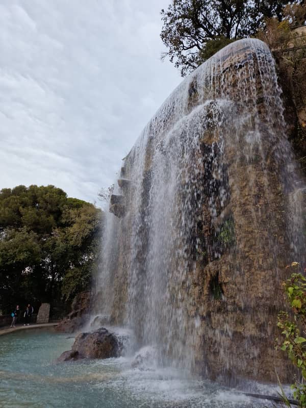 Erfrischung am Wasserfall