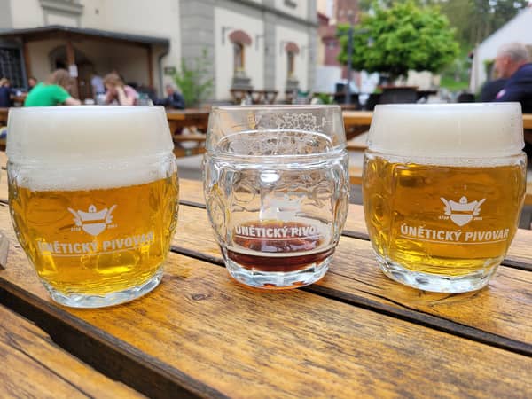 Bier und Essen in Únětice