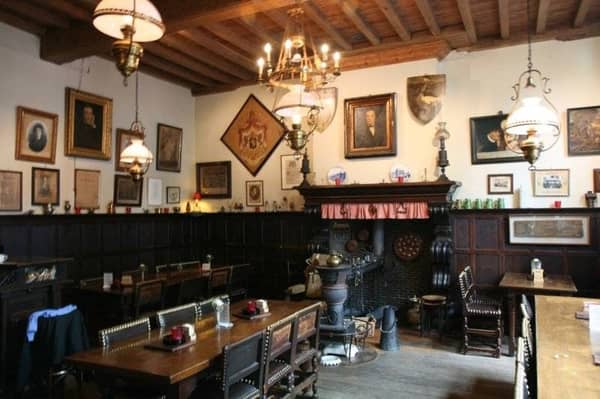 In Bruges' ältestem Café verweilen