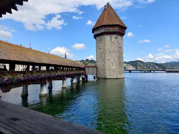 Historische Holzbrücke mit malerischem Charme
