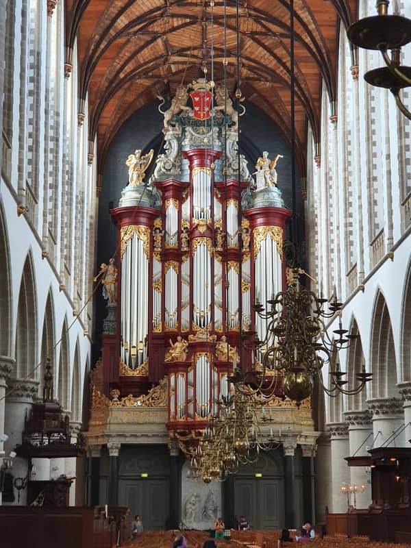 Imposante Orgel und Holzdecke