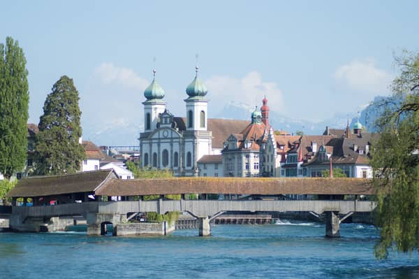 Historische Brücke mit Totentanz