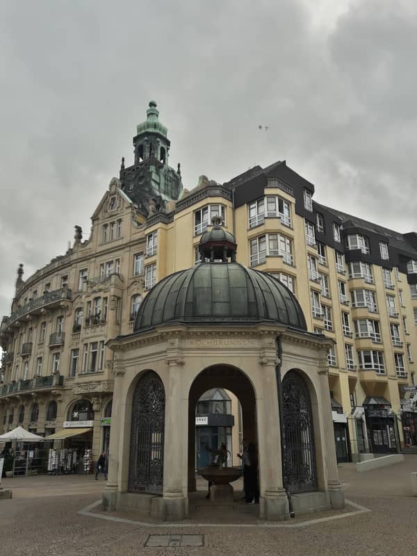 Historische Heilquelle im Herzen Wiesbadens