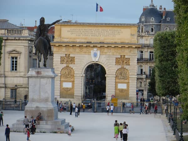 Bewundere Montpelliers Triumphbogen