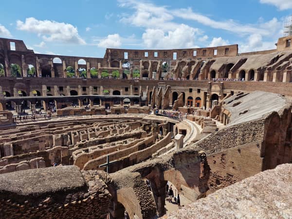 Schritt auf den Arena-Boden, wo Gladiatoren einst kämpften
