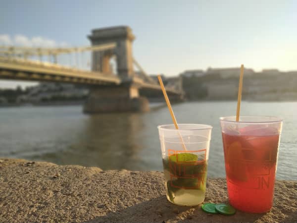 Tanzen am Ufer der Donau