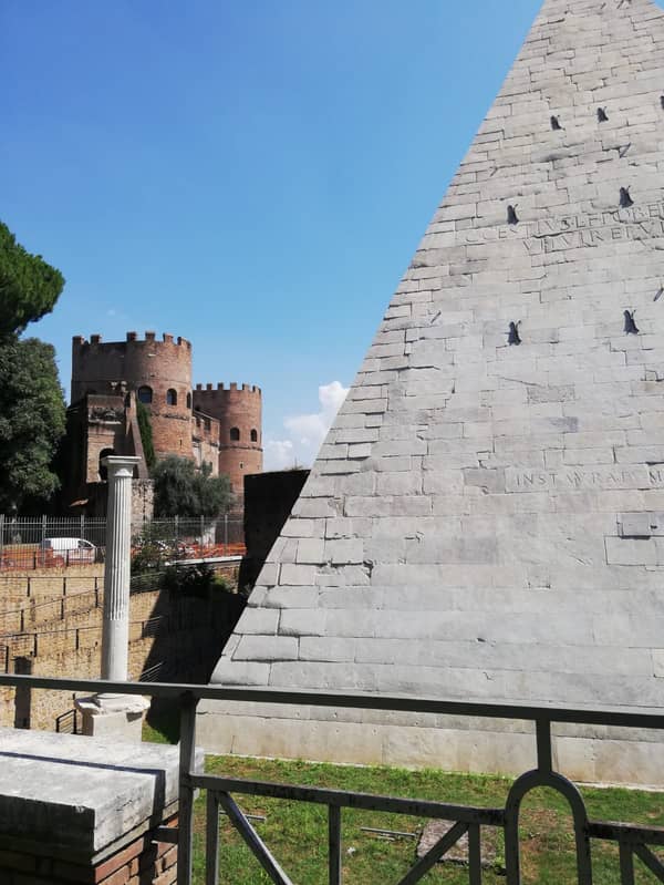 Eine Reise durch Zeit und Kultur: Roms antike Pyramide