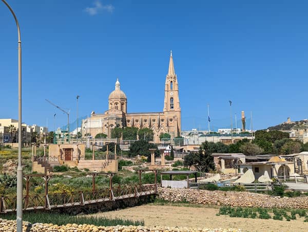 Beeindruckende Kirche im Herzen von Għajnsielem
