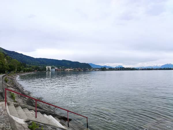 Segel setzen auf dem malerischen See