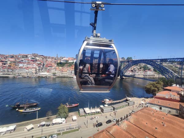 Schweben mit Aussicht über Porto
