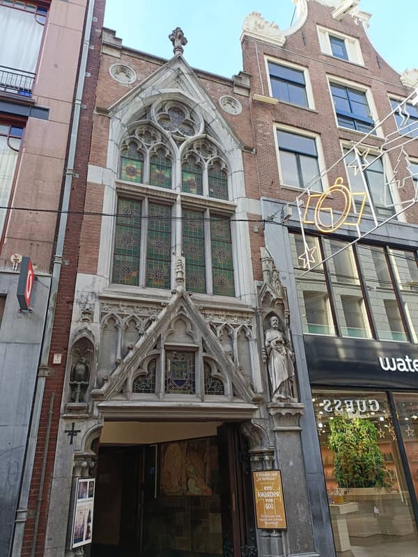 Geheime Kirche in Einkaufsstraße