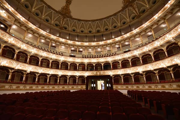 Bestaune Bari's prächtiges Theater