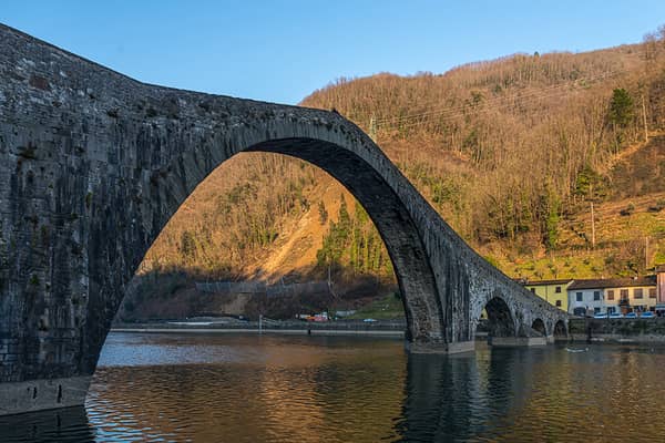 Mystische Steinbogenbrücke entdecken