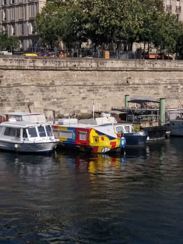 Idyllischer Hafen mitten in Paris