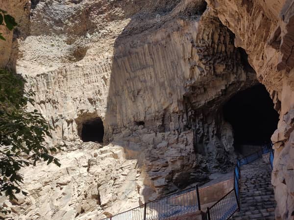 Mystische Höhlen der Legenden