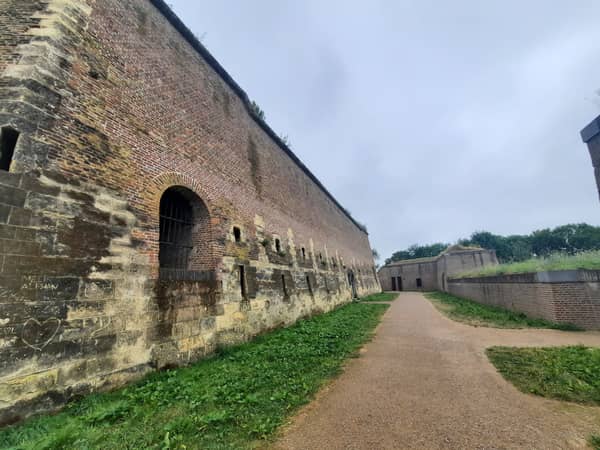 Historisches Fort und geheimnisvolle Höhlen
