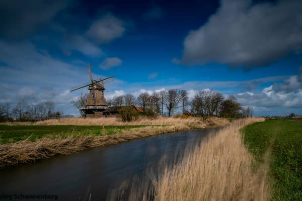 Historische Windmühlen in malerischer Landschaft