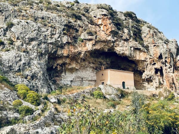 Einzigartige Kirche in einer Höhle