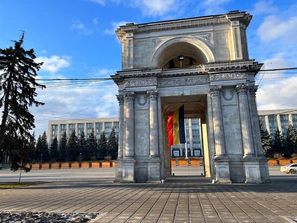 Bewundere Chisinaus Triumphbogen