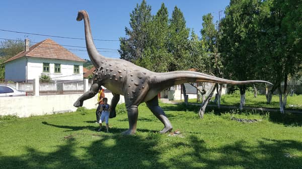 Prähistorische Reise im Dinosaurierpark