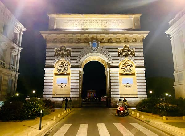 Bewundere Montpelliers Triumphbogen