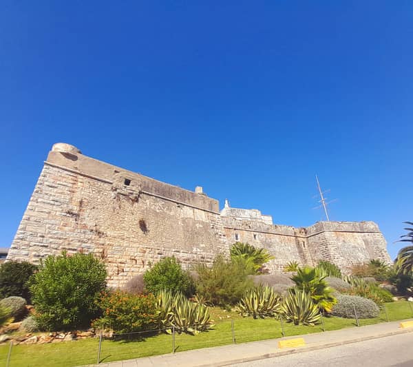 Historische Festung mit atemberaubendem Meerblick und königlicher Geschichte
